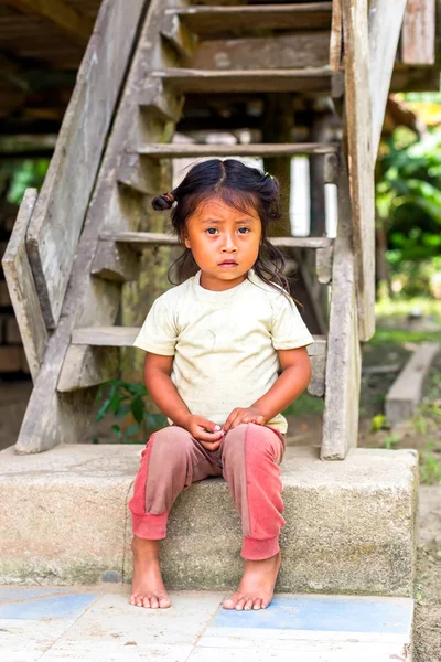 Retrato de una joven indígena — Foto de Stock