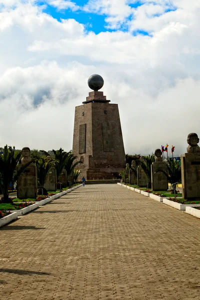 Гігантські пам'ятник Mitad Del Mundo — стокове фото