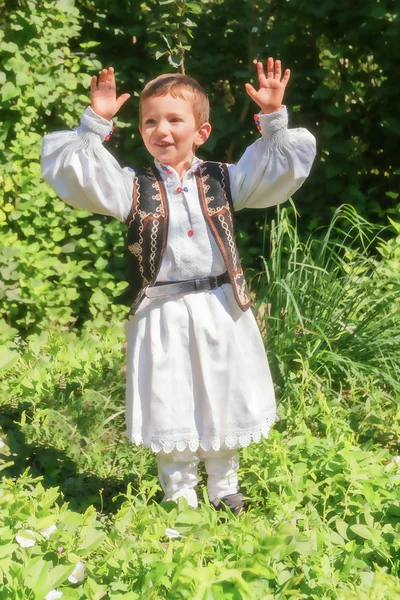 Крестьянский ребенок Румынии, одетый в традиционный костюм — стоковое фото