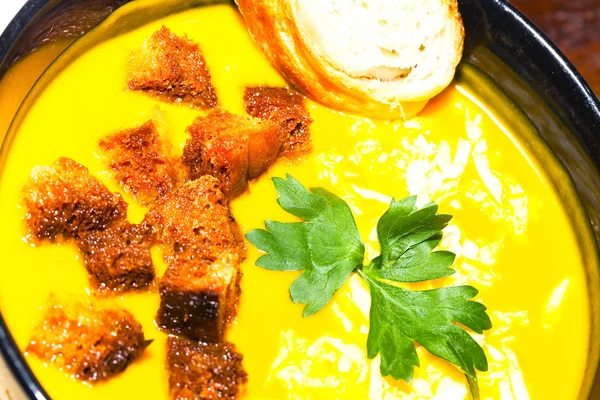 Maydanoz ve kızarmış ekmek parçaları ile Vegan kabak çorbası