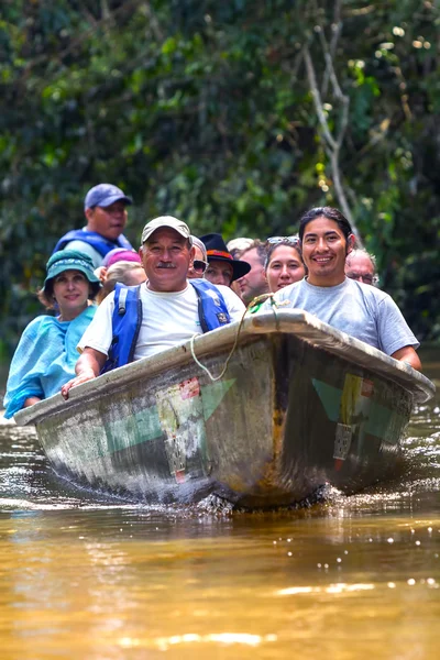 Grupo de Biólogos Europeus Felizes — Fotografia de Stock