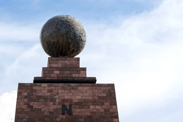 A világ, a Mitad Del Mundo, az emlékmű központja — Stock Fotó