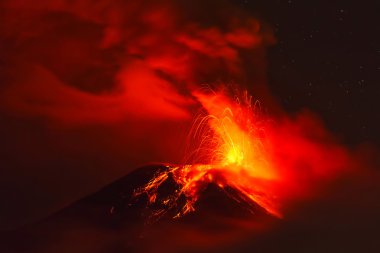 Tungurahua volkan gece, Ecuador