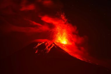 Tungurahua volkan gece patlama