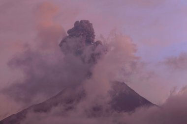 Gün batımında Tungurahua volkanın patlama