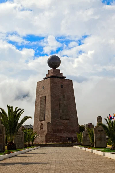 Centrum van de wereld, Mitad Del Mundo, vooraanzicht — Stockfoto