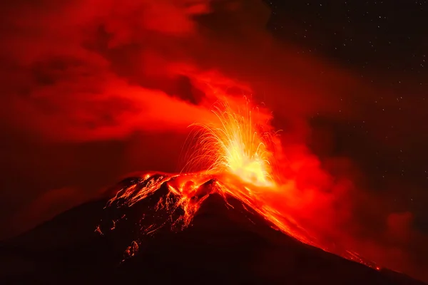 Vulkán Tungurahua v noci, Jižní Amerika — Stock fotografie