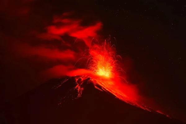 Violente explosion de Tungurahua la nuit — Photo