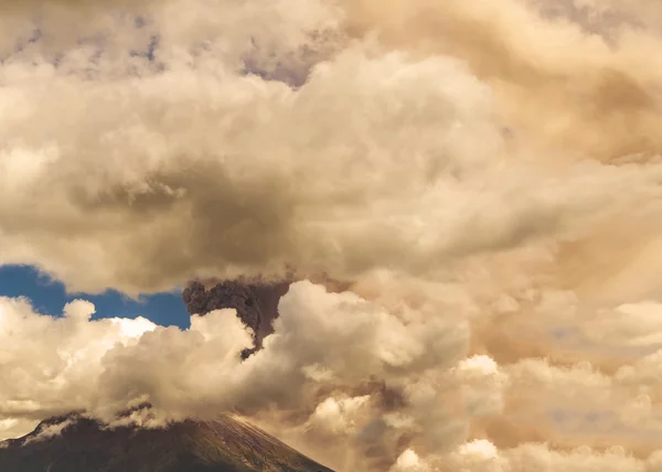 通古拉瓦火山，窒息的爆炸 — 图库照片