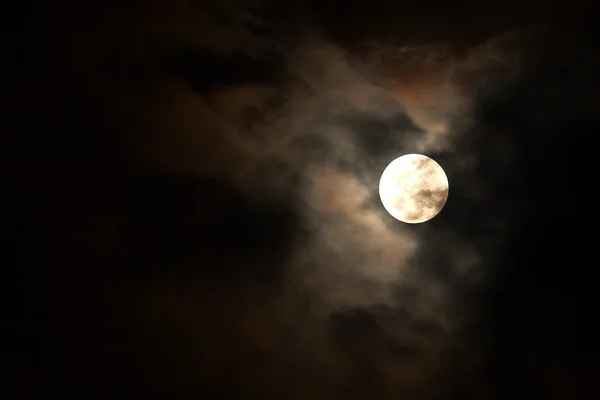 Měsíc svítí na tmavé obloze — Stock fotografie