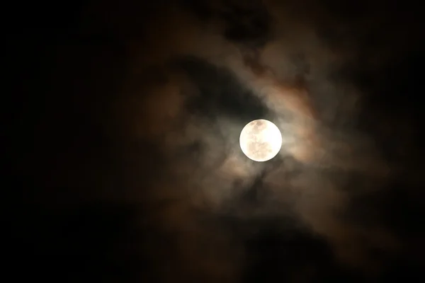 Pleine lune brille sur le ciel — Photo