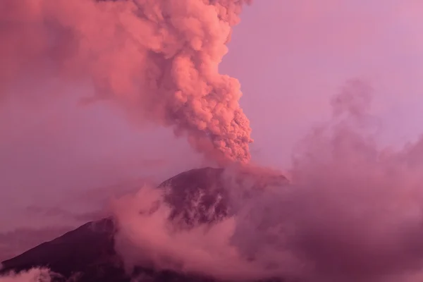 强大的通古拉瓦火山喷发 — 图库照片