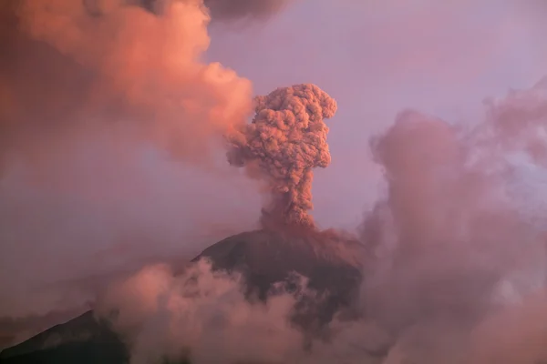 Tungurahua vulkán füstölög — Stock Fotó