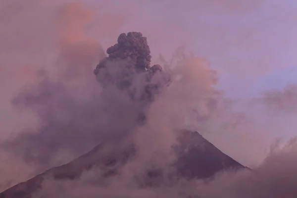 Explosion Of Tungurahua Volcano At Sunset — Stock Photo, Image