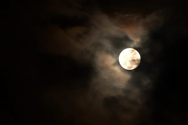 Luna llena brillando en el cielo oscuro Fotos De Stock