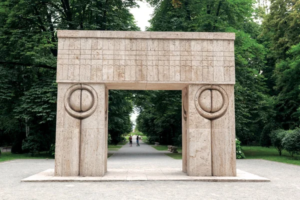 Brama pocałunek rzeźby kamienne — Zdjęcie stockowe