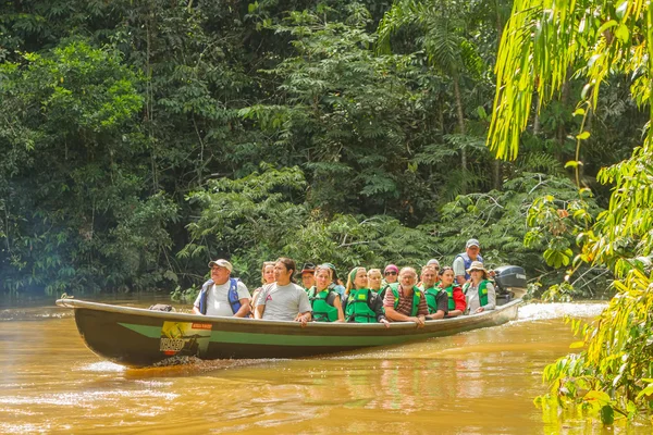 Young European Biologists In The Canoe — Stock Photo, Image