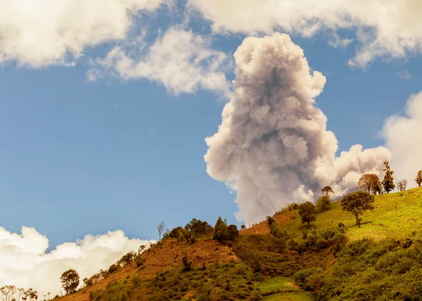 Explosion de jour du volcan Tungurahua Images De Stock Libres De Droits