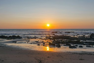 Pasifik Okyanusu üzerinde renkli günbatımı 