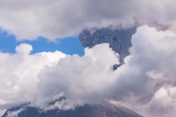 通古拉瓦是一座活火山群里 — 图库照片