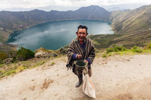 Aldeano indígena sonriendo a la cámara — Foto de Stock