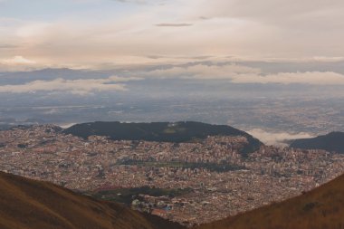 Quito Ekvador kuzey dağlık bölgelerde yer almaktadır