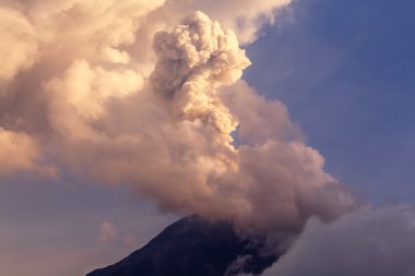 Tungurahua batımında güçlü patlama