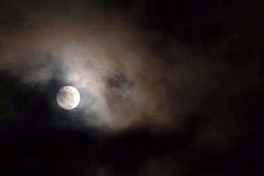 gece gökyüzünde dolunay ile 