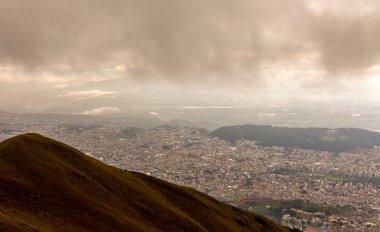 Quito için Ekvator en yakın büyük şehir olduğunu