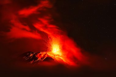 Geceleri Tungurahua volkanın güçlü patlama