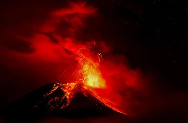 Explosión nocturna del volcán Tungurahua —  Fotos de Stock