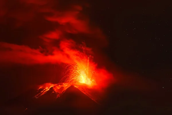 De vulkaan Tungurahua nachts — Stockfoto
