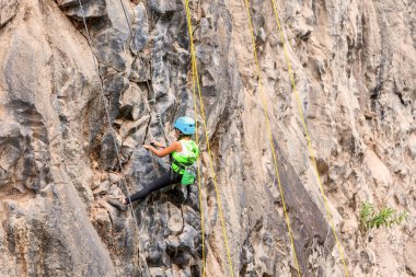 Kız bir kaya duvarı tırmanışı