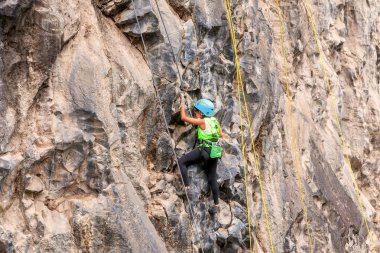 İnatçı kız bir kaya duvarı tırmanışı