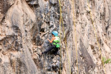 Cesur kız bir kaya duvarı tırmanışı