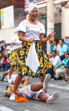 Sokakta dans genç Latin Çift