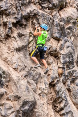 Genç adam bir kireçtaşı duvarda, Güney Amerika