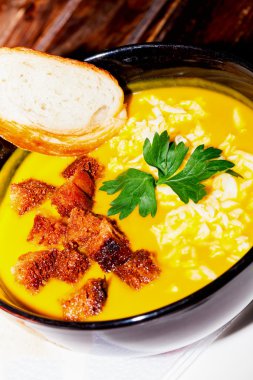 Maydanoz ve kızarmış ekmek istemenizden vejetaryen çorbası