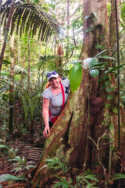 Mulher bióloga europeia na floresta tropical, Cuyabeno — Fotografia de Stock