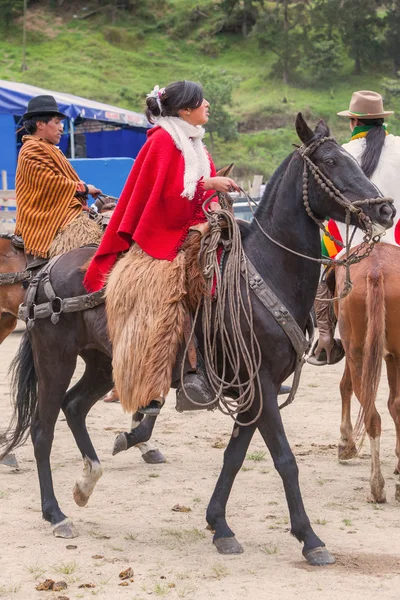 Młoda Łacińskiej Cowgirl z czerwonym Poncho jest jazda na koniu — Zdjęcie stockowe