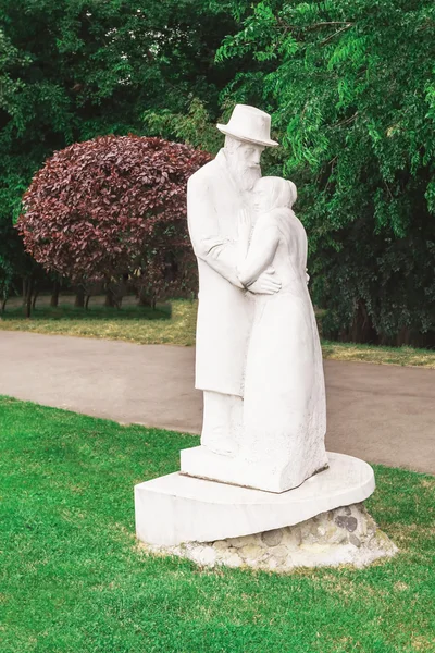 Statue représentant deux personnes amoureuses Targu Jiu, Roumanie — Photo