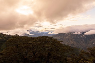 Gün batımında, dağ Vadisi günbatımı sırasında dramatik gökyüzü