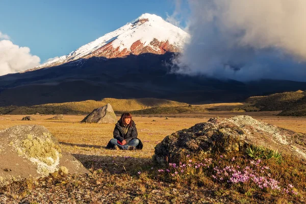 Mujer joven vulcanóloga en América del Sur — Foto de Stock