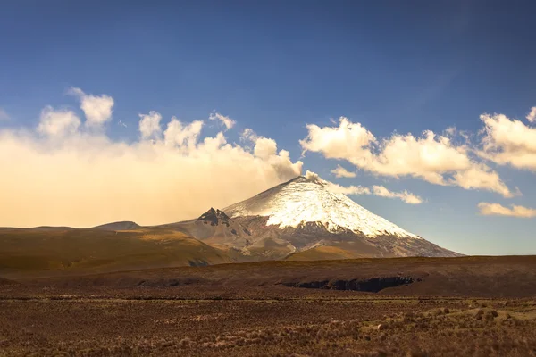 Cotopaxi Volcano, Part Of The Chain Of Volcanoes — Stock Photo, Image