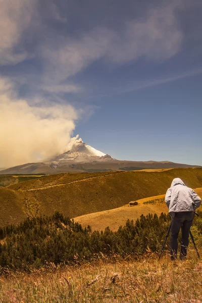 Fotograf profesjonalny mężczyzna pozowanie wulkan Cotopaxi — Zdjęcie stockowe