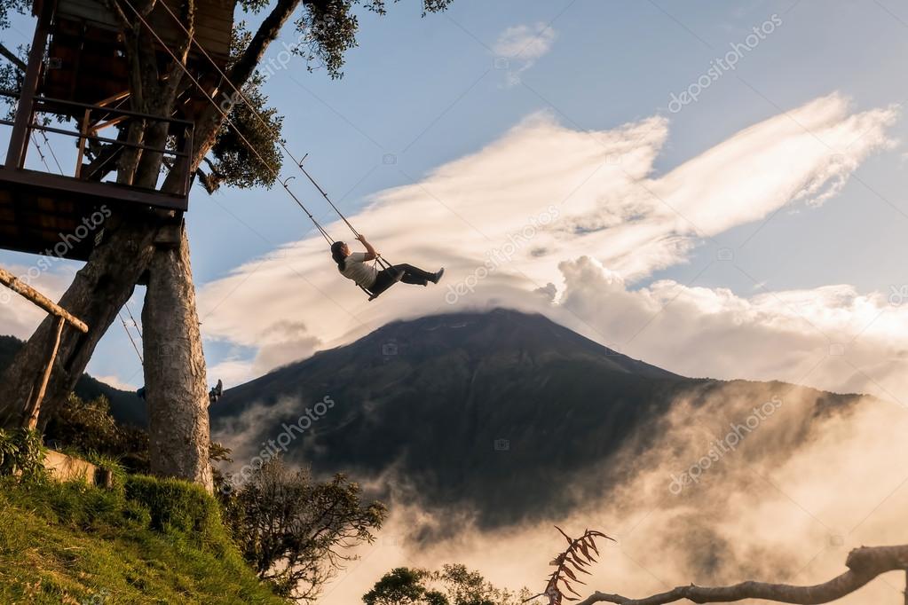 Vista aérea de un paisaje montañoso, el cielo y las nubes — Foto de