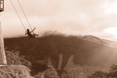 bir salıncak üzerinde mutlu bir genç kadın