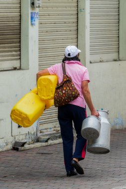 Onun ürünleri taşıyan Latin Satış kadın