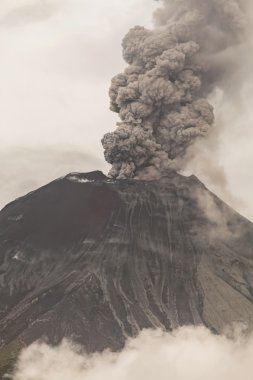 Tungurahua volkan güçlü patlama