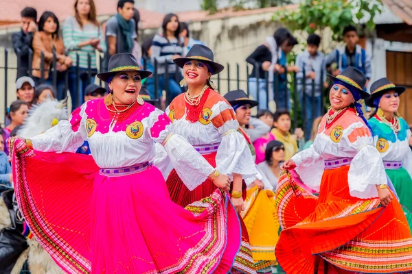 Mujeres indígenas bailando en las calles de la ciudad —  Fotos de Stock